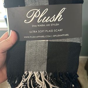 Women’s plaid scarf